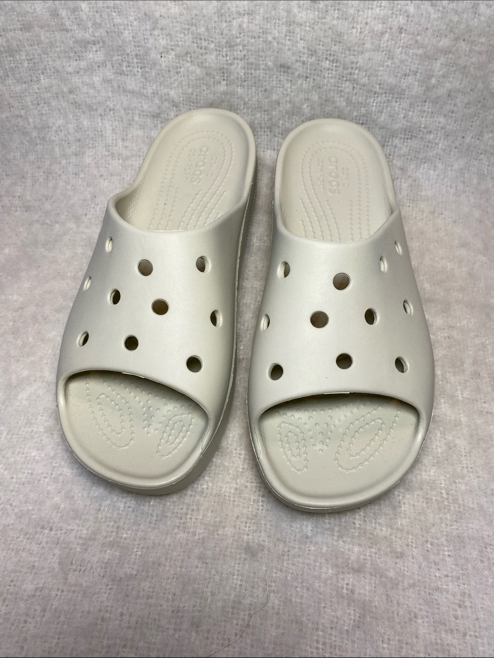 CROCS Women’s Slide Sandals in Light Cream Size 9